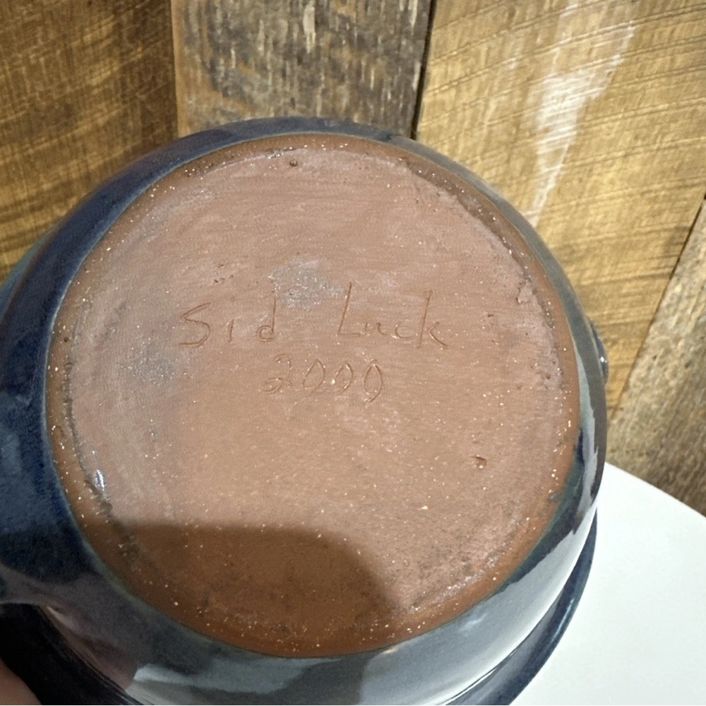 Vintage 2000 Sid Luck Pottery Blue Mixing Bowl Spout & Handle Signed Farmhouse - Picture 12 of 12